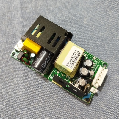 Placa eletrónica com components sobre tecido azul claro