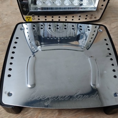 Balança eletrónica com superfície metálica espelhada e texto gravado