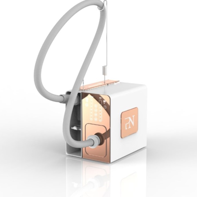 Máquina branca com detalhes cobre e mangueira flexível cinza num fundo branco