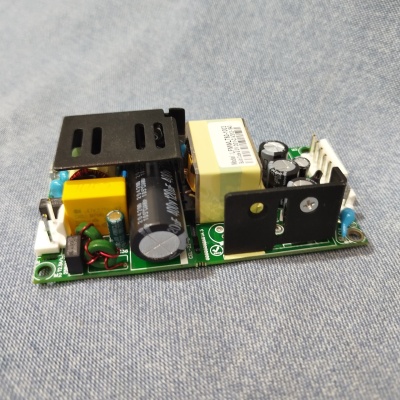 Placa eletrónica com vários componentes sobre tecido azul claro