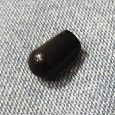 Tampão preto cónico sobre tecido azul claro