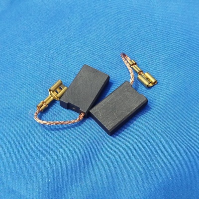 Escovas de carvão elétricas com fio de cobre e terminais metálicos sobre tecido azul