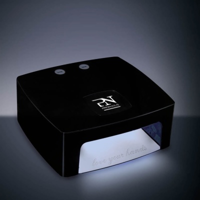 Aparelho de manicure preto com parte frontal prateada e texto gravado