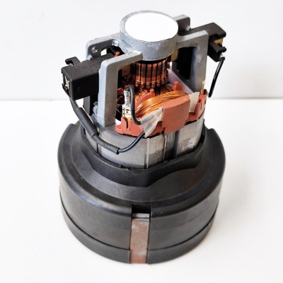 Componente elétrico cilindrico com fios de cobre e estrutura metálica