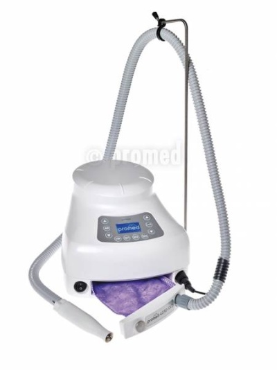 Dispositivo médico branco com ecrã azul, fios cinzentos e almofada roxa