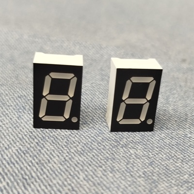 Dois painéis de display digital de sete segmentos exibindo número 8