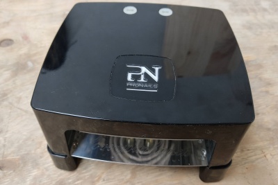 Máquina de unhas de gel preta com visor transparente e logótipo PN PRO NAILS