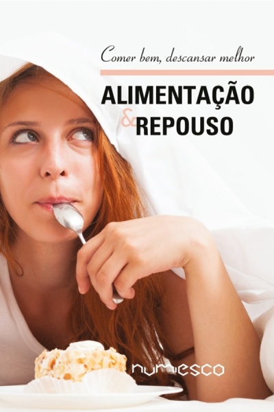Mulher ruiva com colher perto da boca e sobremesa amêndoas