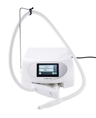 Equipamento médico branco com ecrã digital e tubo flexível