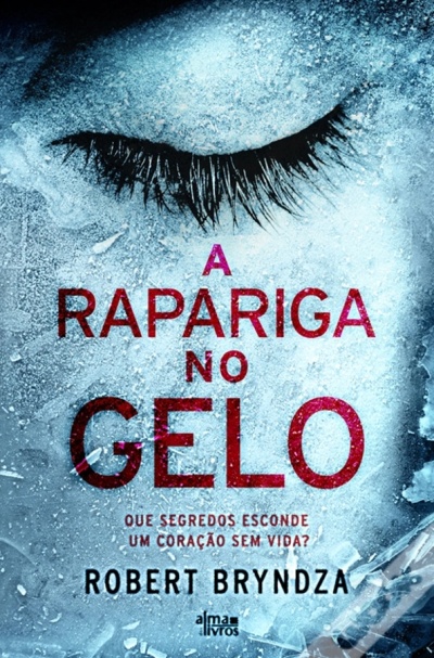 Capa do livro A Rapariga no Gelo com olho fechado e texto vermelho e preto sobre fundo azul gelo