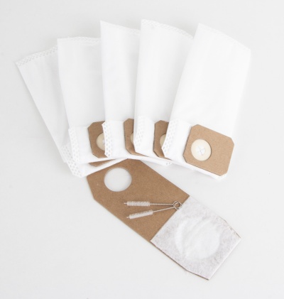 Cinco sacos filtro de tecido branco com orifícios em cartão castanho e bolsa com escovas sobre fundo branco.