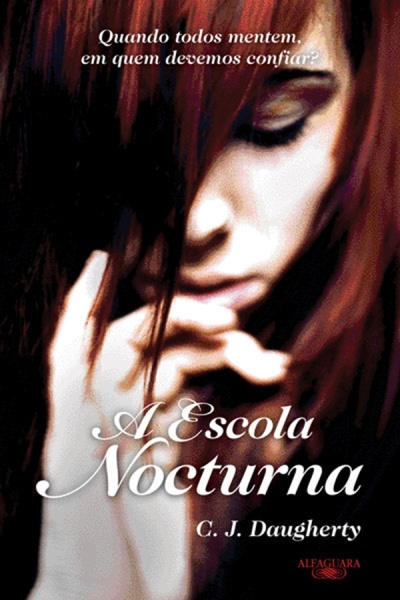 Capa do livro A Escola Nocturna com jovem de cabelo ruivo e rosto pensativo