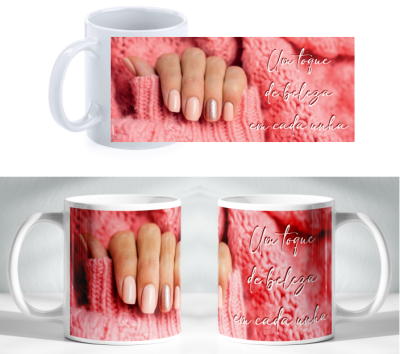 Caneca branca com design de mãos femininas em camisola rosa e texto cursivo branco