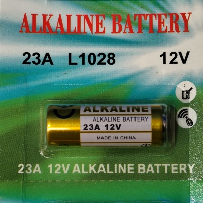 Pilhas alcalinas 23A 12V em embalagem plástica com fundo verde e azul