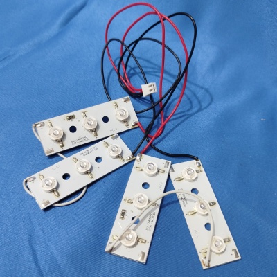 Placas eletrónicas brancas com LEDs e fios sobre tecido azul