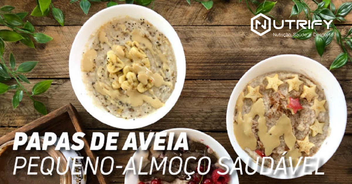 Duas tigelas brancas com papas de aveia decoradas sobre mesa de madeira e texto promocional