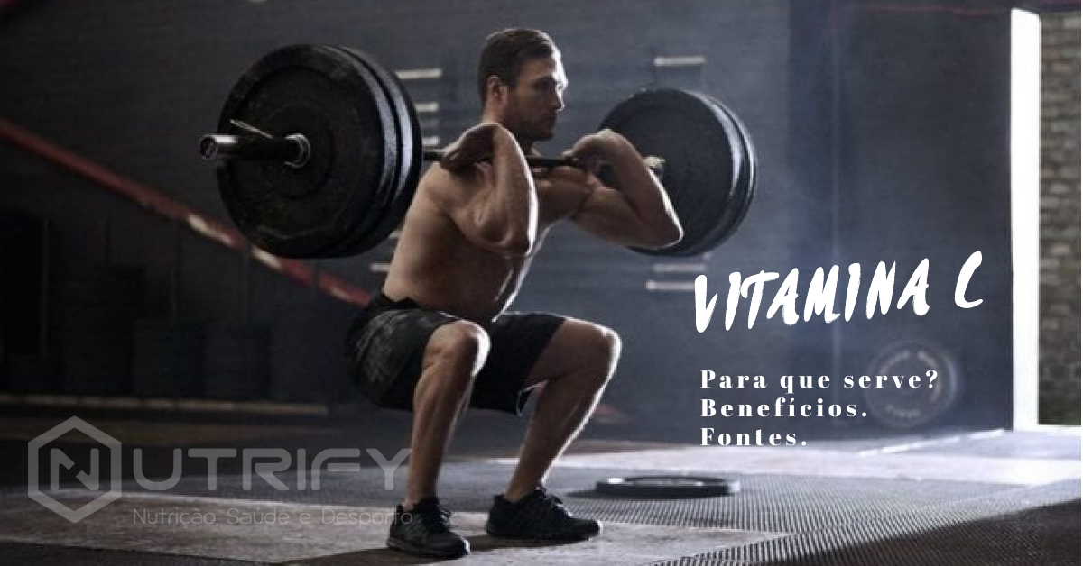 Homem a fazer agachamento com barra pesada no ginásio ao lado texto sobre Vitamina C.