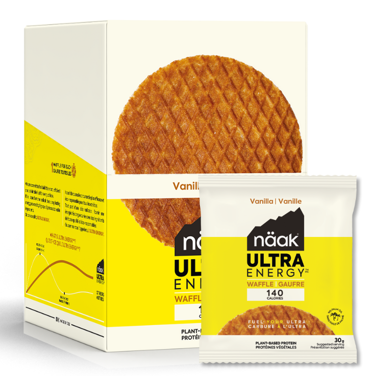 Pacote branco e amarelo de snack nääk Ultra Energy com imagem de waffle e texto