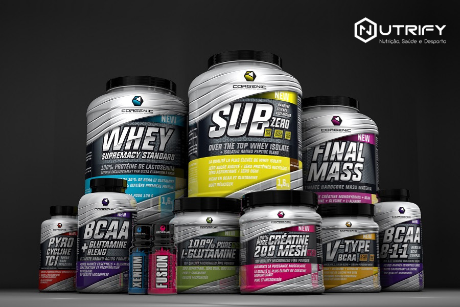 Produtos de suplementos alimentares Cybernetic sobre superfície cinza, fundo escuro, logotipos e texto visíveis nos recipientes.