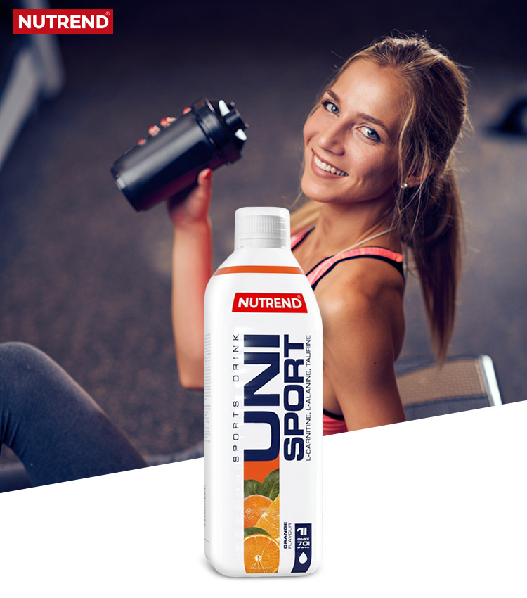Mulher com bidão preto e bebida Nutrend UNI SPORT de sabor laranja em embalagem branca