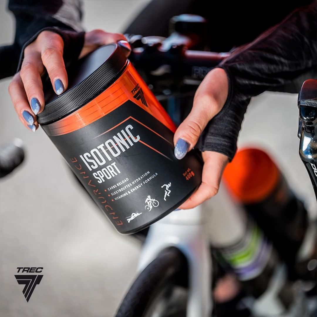 Frasco de suplemento isotónico para desporto preto e laranja segurado sobre bicicleta