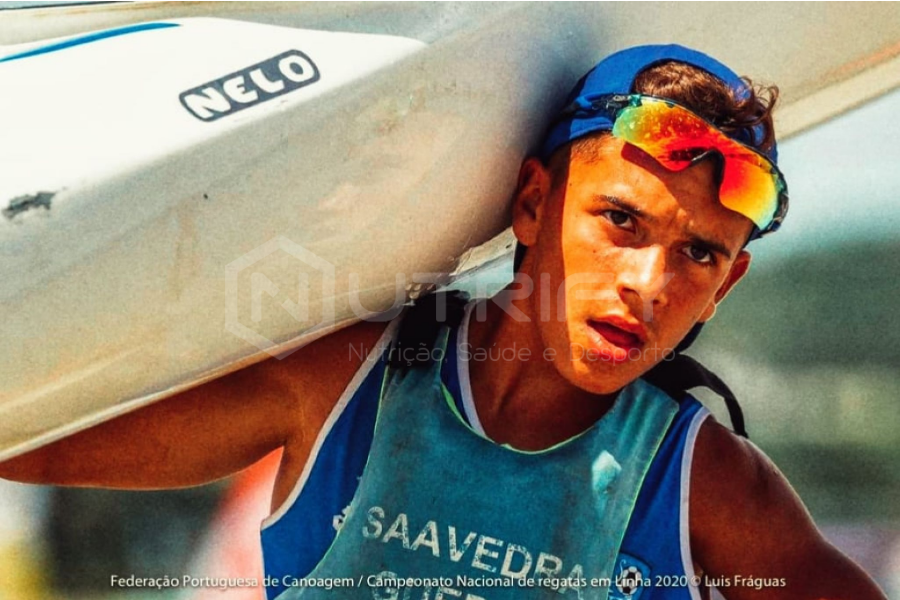 Homem com caiaque branco e óculos desportivos