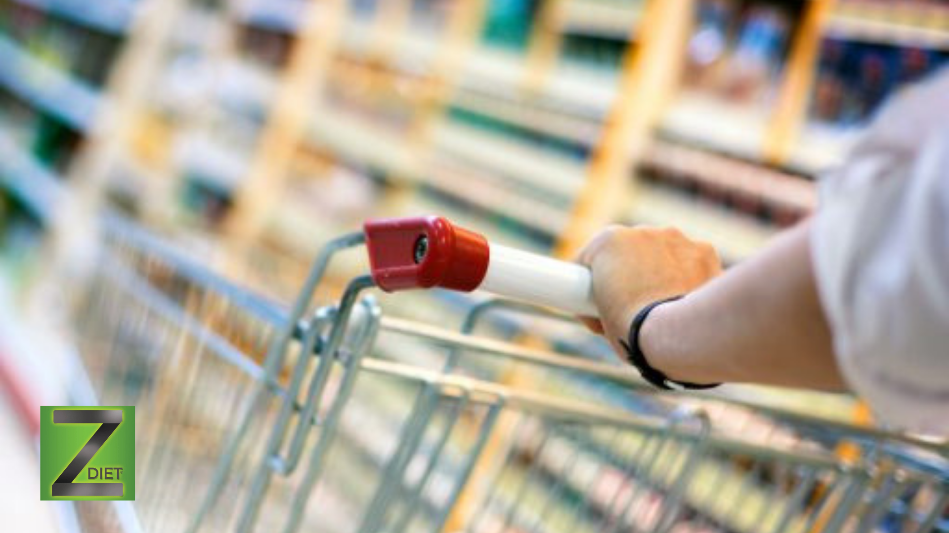 Carrinho de compras metálico em supermercado