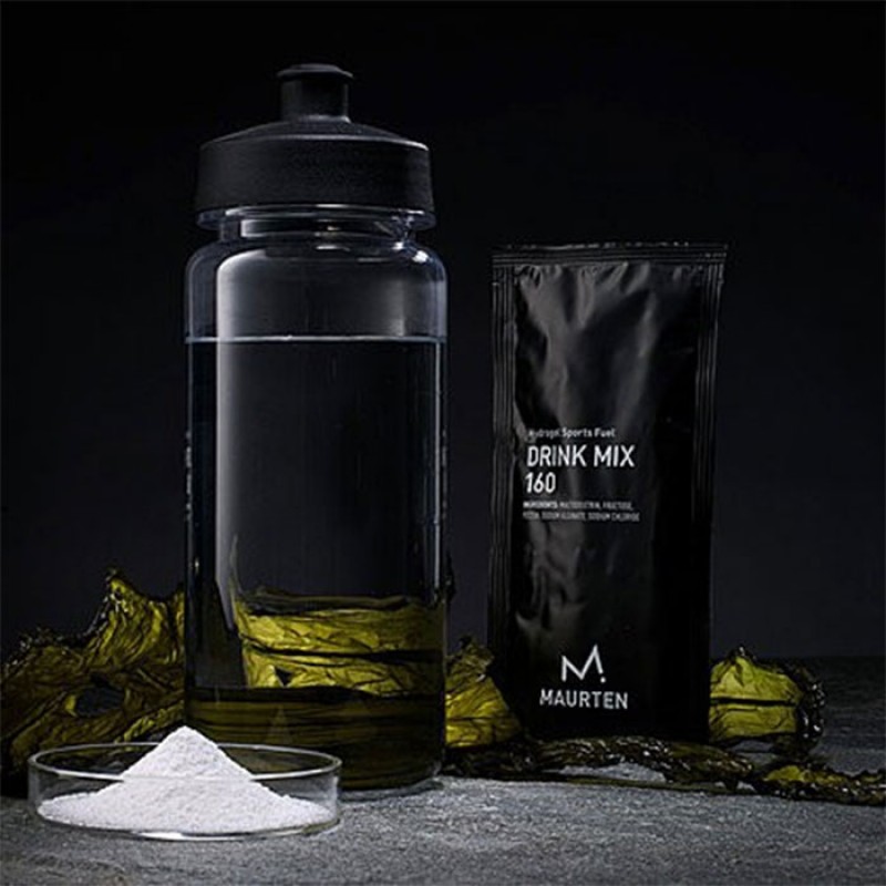 Garrafa transparente com tampa preta, pacote preto DRINK MIX 160 MAURTEN, e prato com pó branco