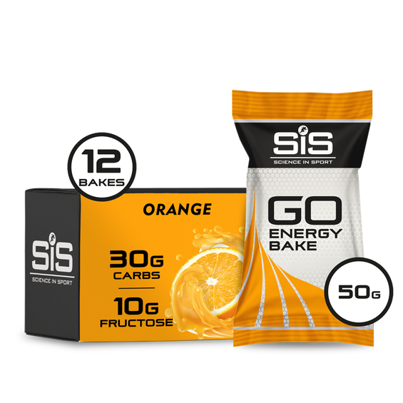 Pacote com barras energéticas SiS GO Energy Bake sabor laranja, 50g cada, em embalagem preta, laranja e branca