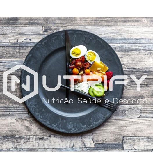 Prato metálico cinza com alimentos variados e ovo cozido