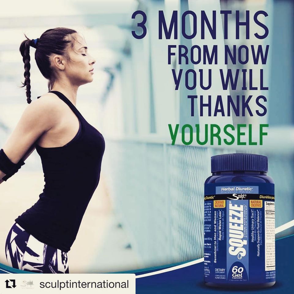 Frasco azul de suplemento dietético Squeeze com mulher em roupa de desporto ao lado de corrimão