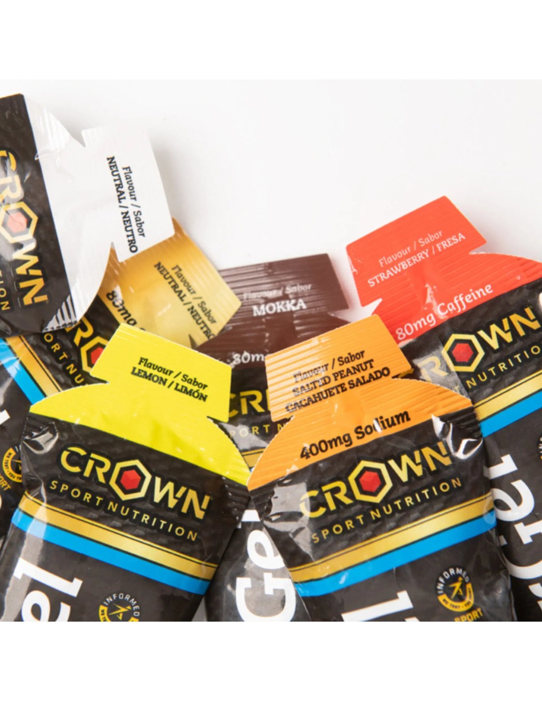 Pacotes coloridos de suplementos Crown Sport Nutrition com texto de sabores e conteúdos sobre fundo branco