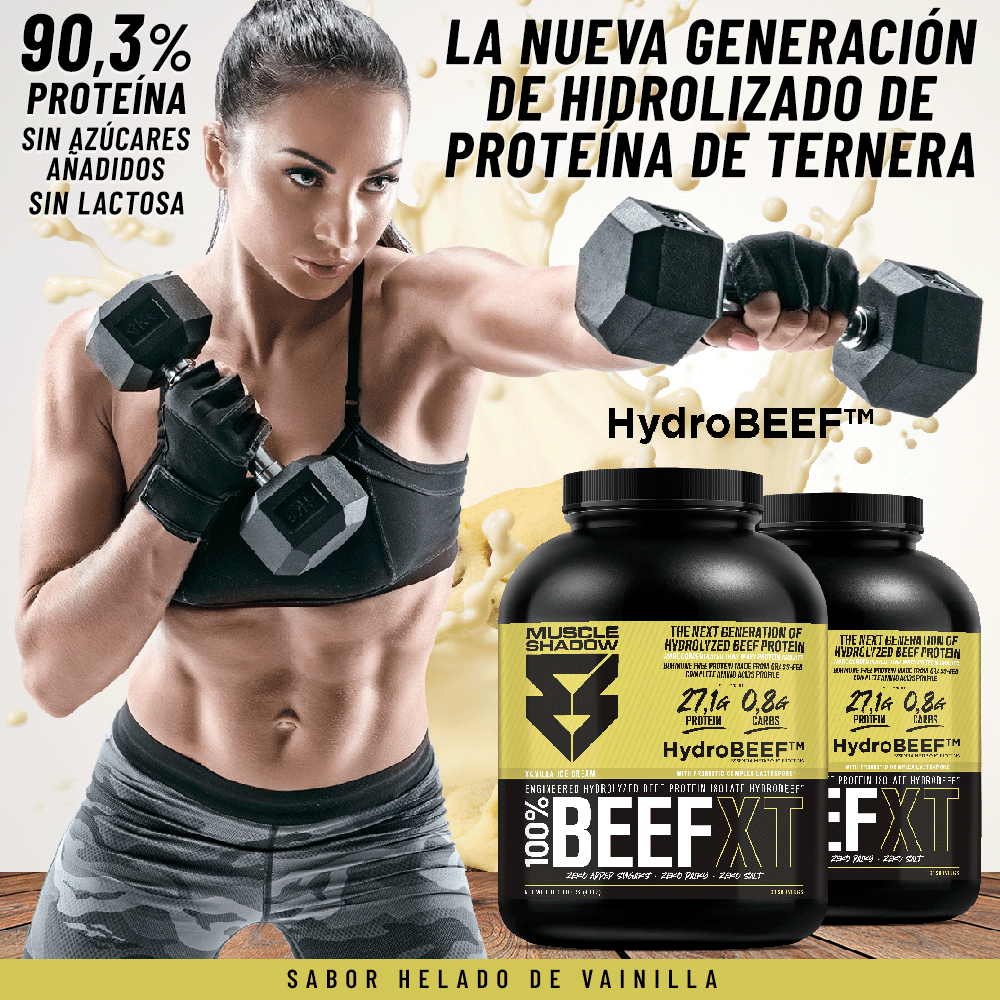 Mulher a segurar halteres com frascos de suplemento proteico Muscle Shadow 100% BeefXT
