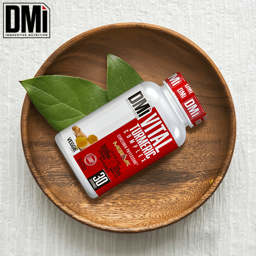 Frasco do suplemento Vital Turmeric Complex em tigela de madeira com folhas verdes