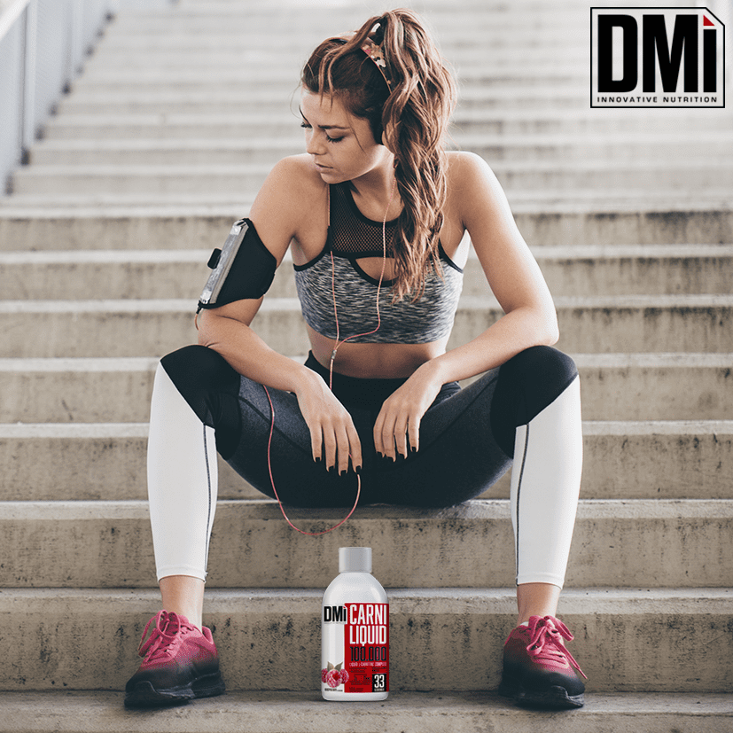 Mulher em roupa desportiva cinza e branca sentada em escadas com produto DMI CARNI LIQUID em primeiro plano