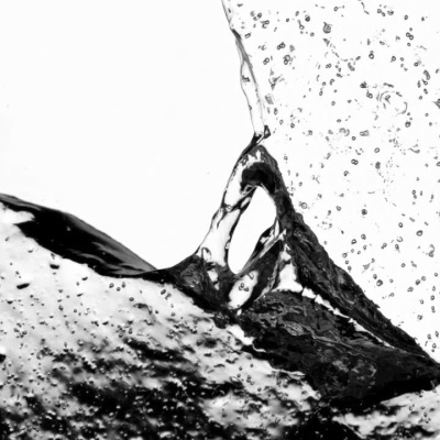 Gotas de água em movimento com fundo branco