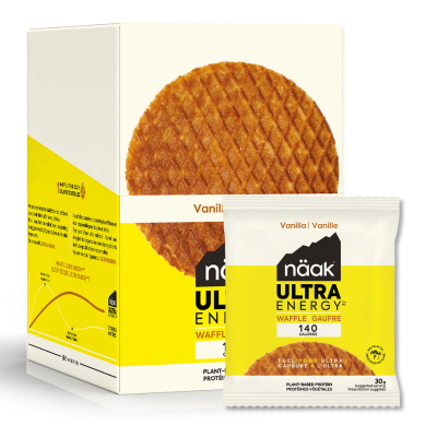 Pacote branco e amarelo de snack nääk Ultra Energy com imagem de waffle e texto
