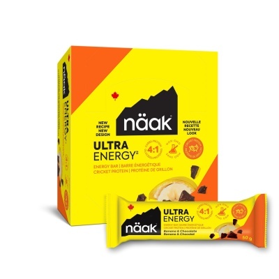 Caixa e barra energética Näak Ultra Energy banana e chocolate amarela e laranja