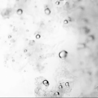 Bolhas a subir em líquido transparente