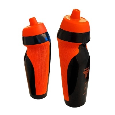 Duas garrafas desportivas pretas e laranjas em fundo branco