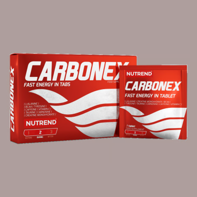 Embalagem vermelha de suplemento Carbonex Nutrend com texto branco e saqueta individual
