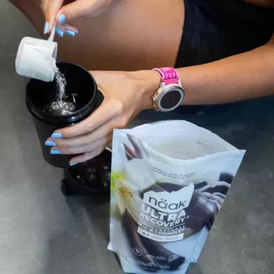 Pacote branco de suplemento alimentar Haak Ultra Recovery e coqueteleira preta