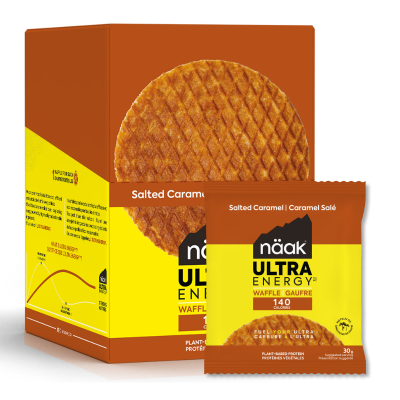Embalagem e pacote individuais de waffle Naak Ultra Energy Salted Caramel amarelo e castanho