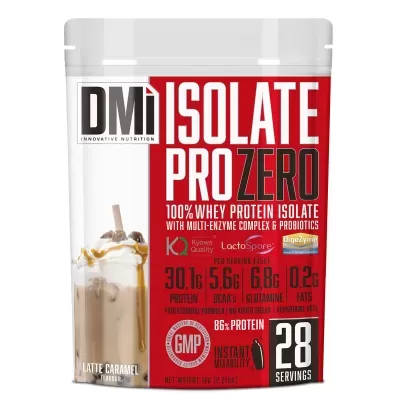 Embalagem de suplemento DM Isolate Pro Zero com detalhes em vermelho, branco e preto, e imagem de bebida latte caramel na frente