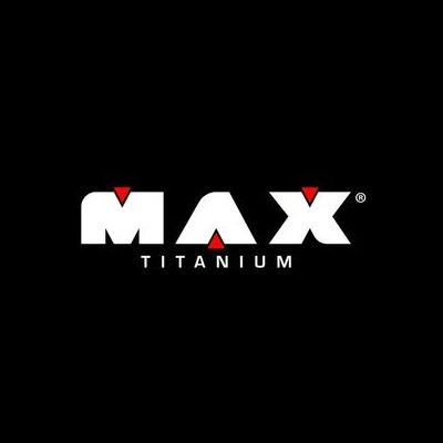 Logotipo preto com texto branco MAX TITANIUM e triângulos vermelhos