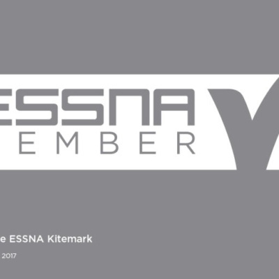 Logotipo ESSNA MEMBER com visto branco em fundo cinzento.