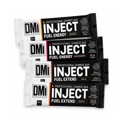 Quatro barras energéticas DMi INJECT Fuel Energy e Fuel Extend em embalagens brancas e pretas, sabores Orange, Raspberry, Cola e Peach.