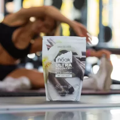 Embalagem branca de suplemento náak ULTRA RECOVERY no ginásio