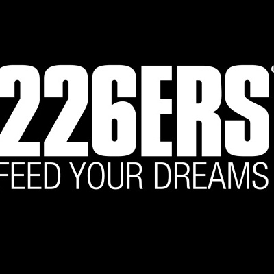 Logo branco 226ERS com texto FEED YOUR DREAMS em fundo preto