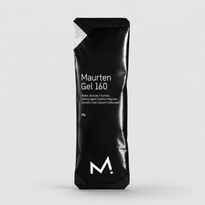 Pacote preto de gel energético Maurten Gel 160 com texto branco